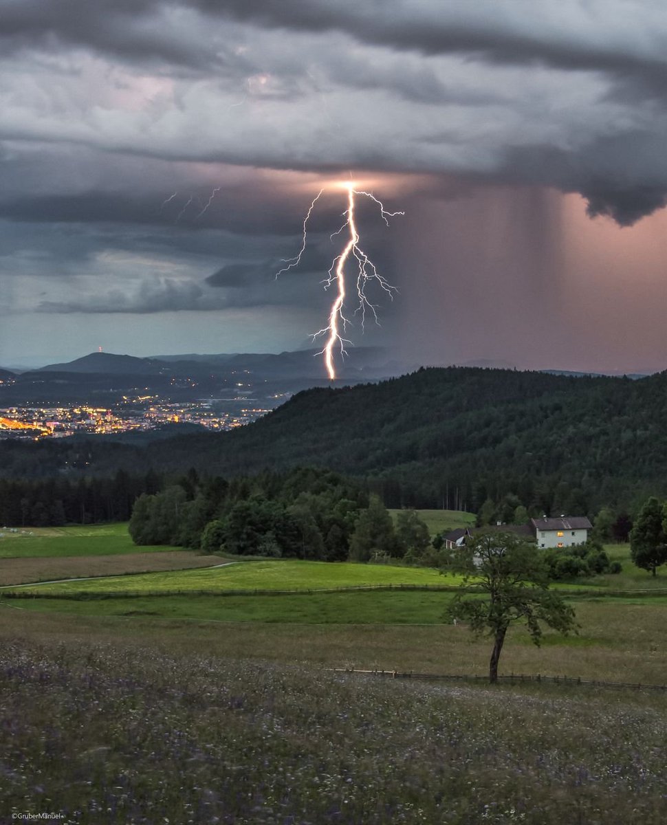 Genau im richtigen Moment hat ©Manuel Gruber auf den Auslöser gedrückt. 📸 Ihm gelang ein Wahnsinns-Schnappschuss von dem #Gewitter, das gestern über Villach zog! ⛈