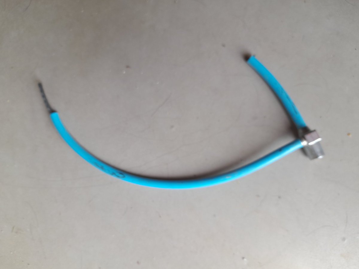celhopiteau's tweet photo. Après 25ans de recherche infructueuse j'abandonne... aujourd'hui j'ai utilisé le coupe boulon 🚲😅 https://t.co/1c6nTxmceP