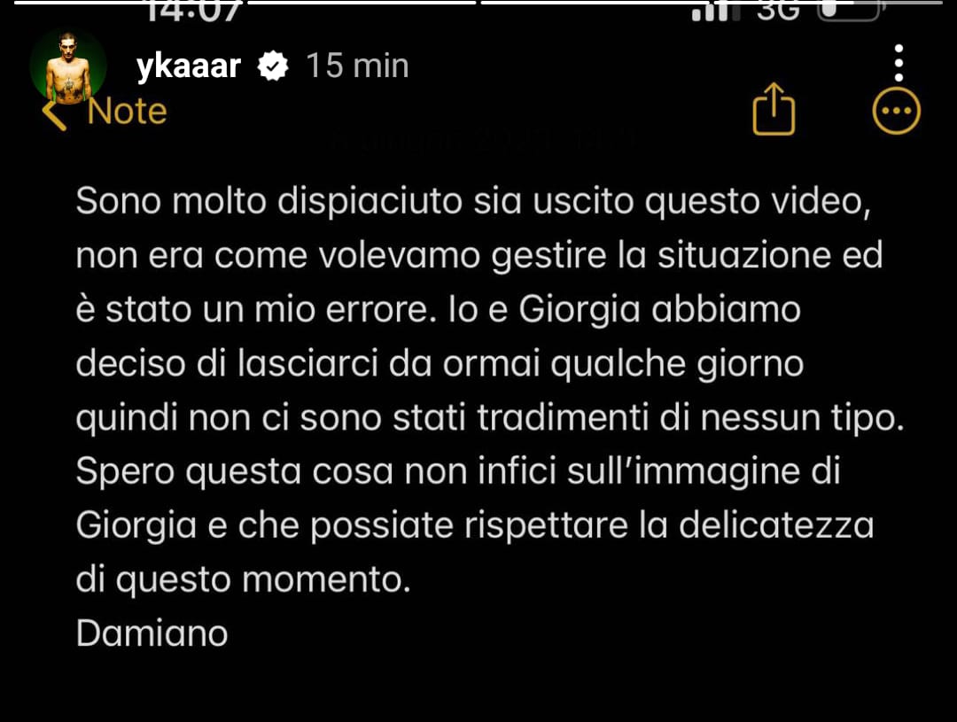 PDUmorista's tweet photo. #DamianoDavid e #GiorgiaSoleri si sono lasciati, il cantante filmato mentre bacia un'altra.
Pronta  una poesia:
Ti sei fatto beccare
Su TikTok
Damiano dei Maneskin
ma Vaffammok.
Su Instagram ha scritto
Del tuo imbarazzo
Ma il male alla fica
Non lo provocava il tuo cazzo. https://t.co/iFOLmNDrbS