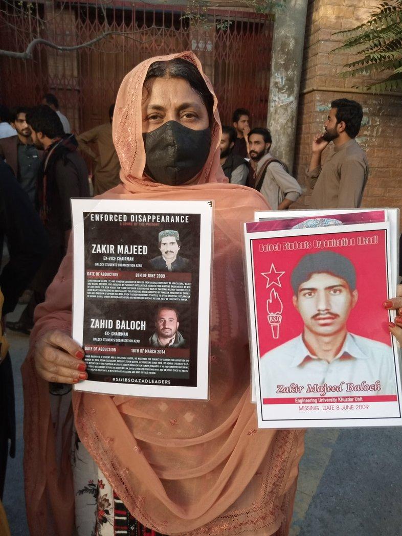 Dostain_Bal0ch's tweet photo. Can you feel her pain?
Can you feel the pain of 1000s of families waiting for their loved ones to return.
This day is dedicated to those enforced disappeared persons bearing state torture and to Mothers and sisters waiting for the loved ones 
#BalochMissingPersonsDay https://t.co/7G3FgwfocS