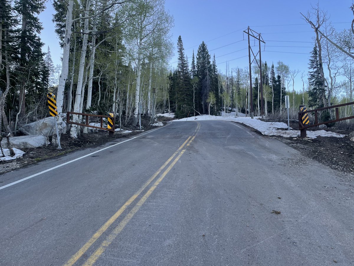 UDOTcottonwoods's tweet image. 🚧 ROAD OPEN: Guardsman Pass #SR224 is now open for summer!

Reminders: 
🚗 It’s a narrow road, please respect all travelers &amp;amp; do NOT park along the road
⚠️ Obey all signage &amp;amp; posted speed limits
🐶 No dogs are allowed in Big Cottonwood Canyon (SR-190) as it is a watershed