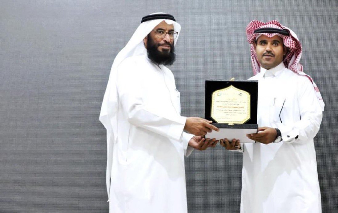 نبارك للأستاذ احمد بن ممدوح بن دبيان بمناسبة تكريمه من قبل سعادة الدكتور / عبدالعزيز الحميضي الرئيس التنفيذي لتجمع حائل الصحي 
متمنين له دوام التوفيق