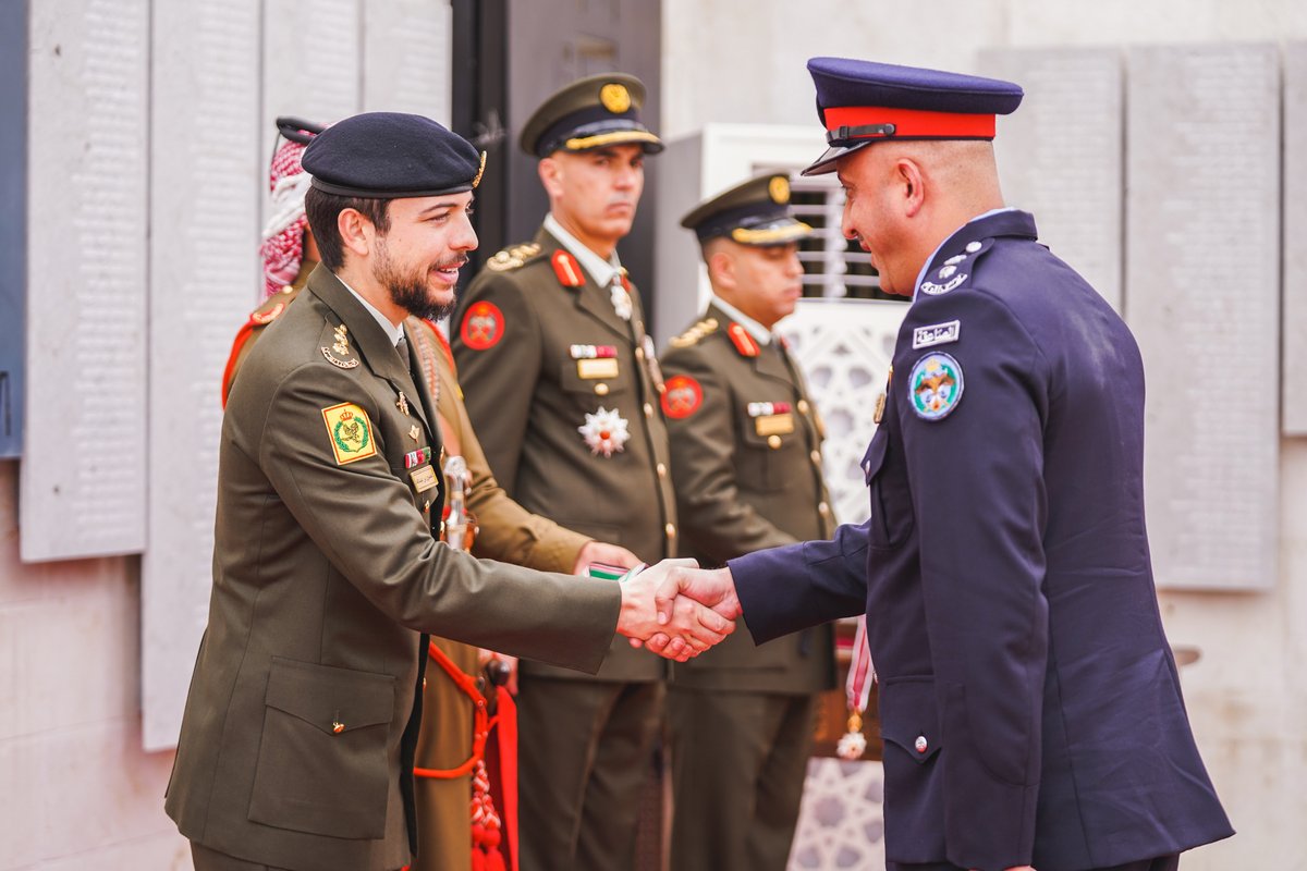 RHCJO's tweet photo. نائب جلالة الملك، سمو الأمير الحسين بن عبدالله الثاني، ولي العهد، يقلد عددا من الضباط وضباط الصف المتميزين من منتسبي القوات المسلحة والأجهزة الأمنية بأوسمة ملكية، تقديرا لعطائهم وتفانيهم في أداء واجباتهم بكل شجاعة وإخلاص
#الأردن https://t.co/sW69Wt6bfY