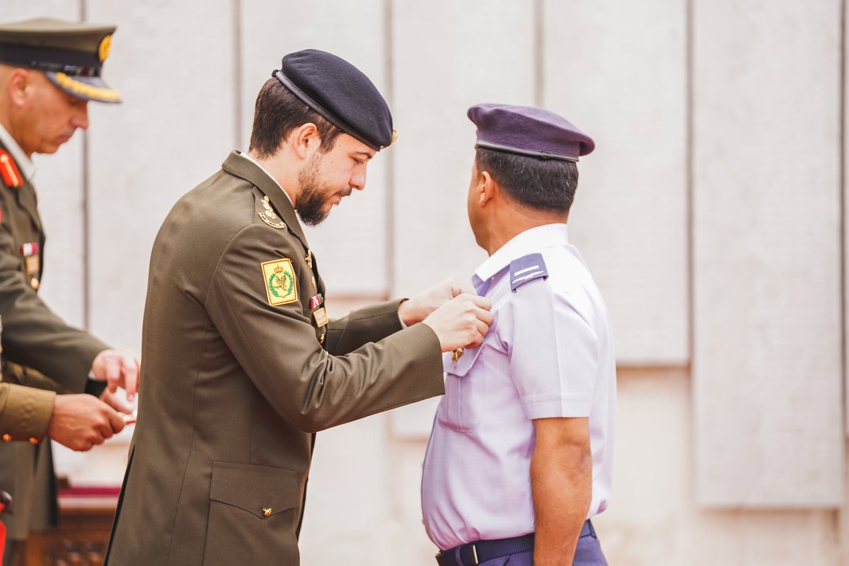 RHCJO's tweet photo. نائب جلالة الملك، سمو الأمير الحسين بن عبدالله الثاني، ولي العهد، يقلد عددا من الضباط وضباط الصف المتميزين من منتسبي القوات المسلحة والأجهزة الأمنية بأوسمة ملكية، تقديرا لعطائهم وتفانيهم في أداء واجباتهم بكل شجاعة وإخلاص
#الأردن https://t.co/sW69Wt6bfY