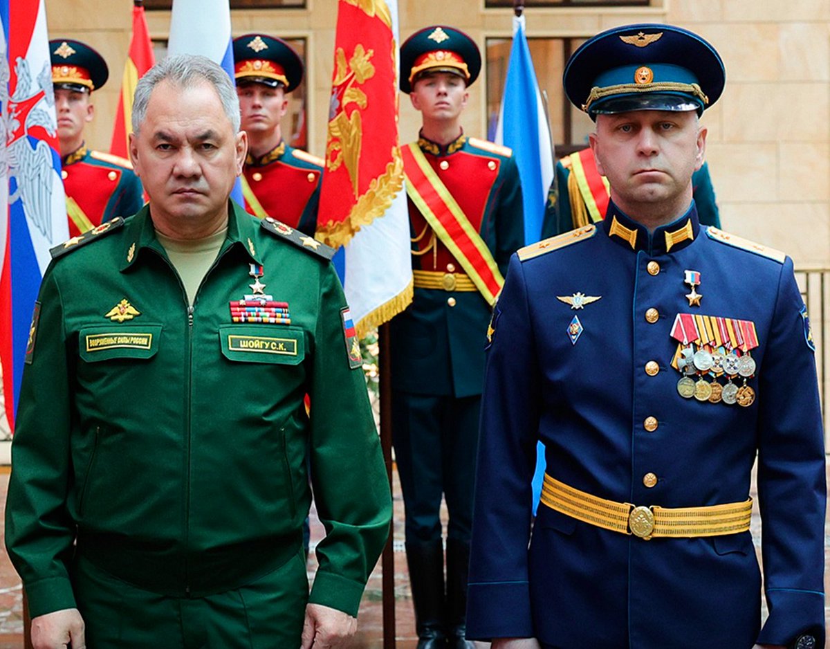 AnatolyVlasov87's tweet photo. Глава МО Сергей Шойгу и летчик-инспектор Александр Карамышев! Его вертолет под обстрелом спас 50 наших солдат и летчиков с тыла ВСУ. Герой России! 🇷🇺 https://t.co/Dku4dXkpXE