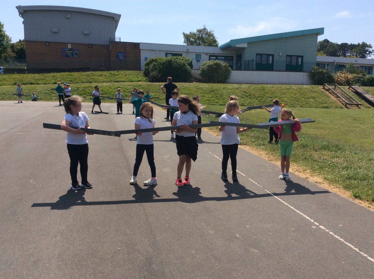 Problem solving in Dosbarth Derwen this afternoon! Can we get the ball across the yard without it falling? 🧐