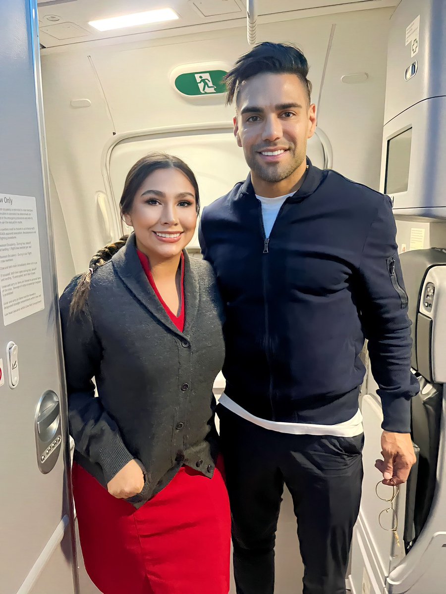LuRose1992's tweet photo. Buenos y hermosos días, anoche tuve uno de los vuelos más espectaculares y fue porque tuve el privilegio de conocer a @FALCAO🐯 ojalá algún día lo tenga cerca pero con la 💙 puesta. Y después de 12 años siguiendo a la selección cumplí un sueño y el de muchos. 🤩🤩🤩🤩 GRANDE 🐯 https://t.co/Oi133ha7Wk