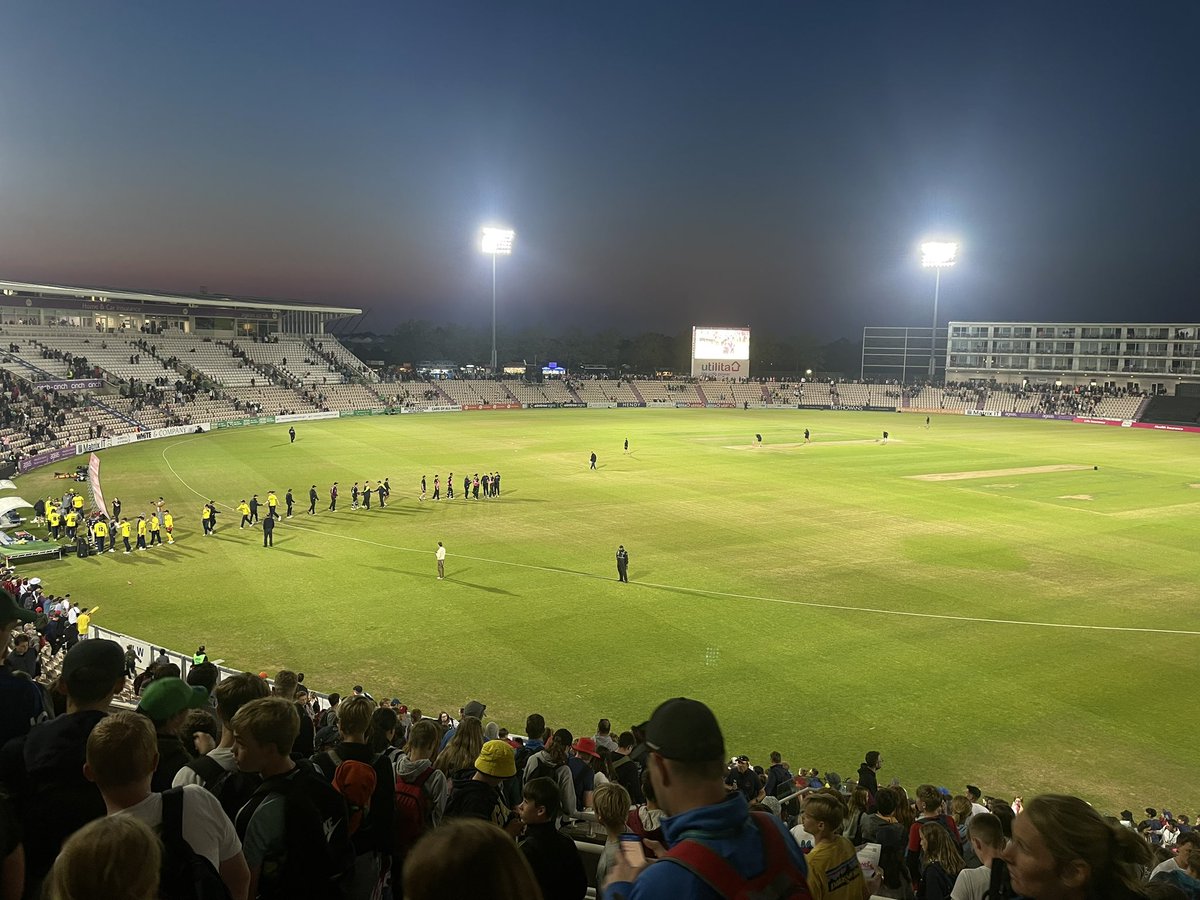 As a reward for their excellent attitude in sport and PE this year at The Burgate, a selected 19 KS3 pupils attended the schools takeover day to watch Hampshire v Somerset in a top of the table T20 clash,which went down to the last ball! A great evening enjoyed by all. #GoHawks