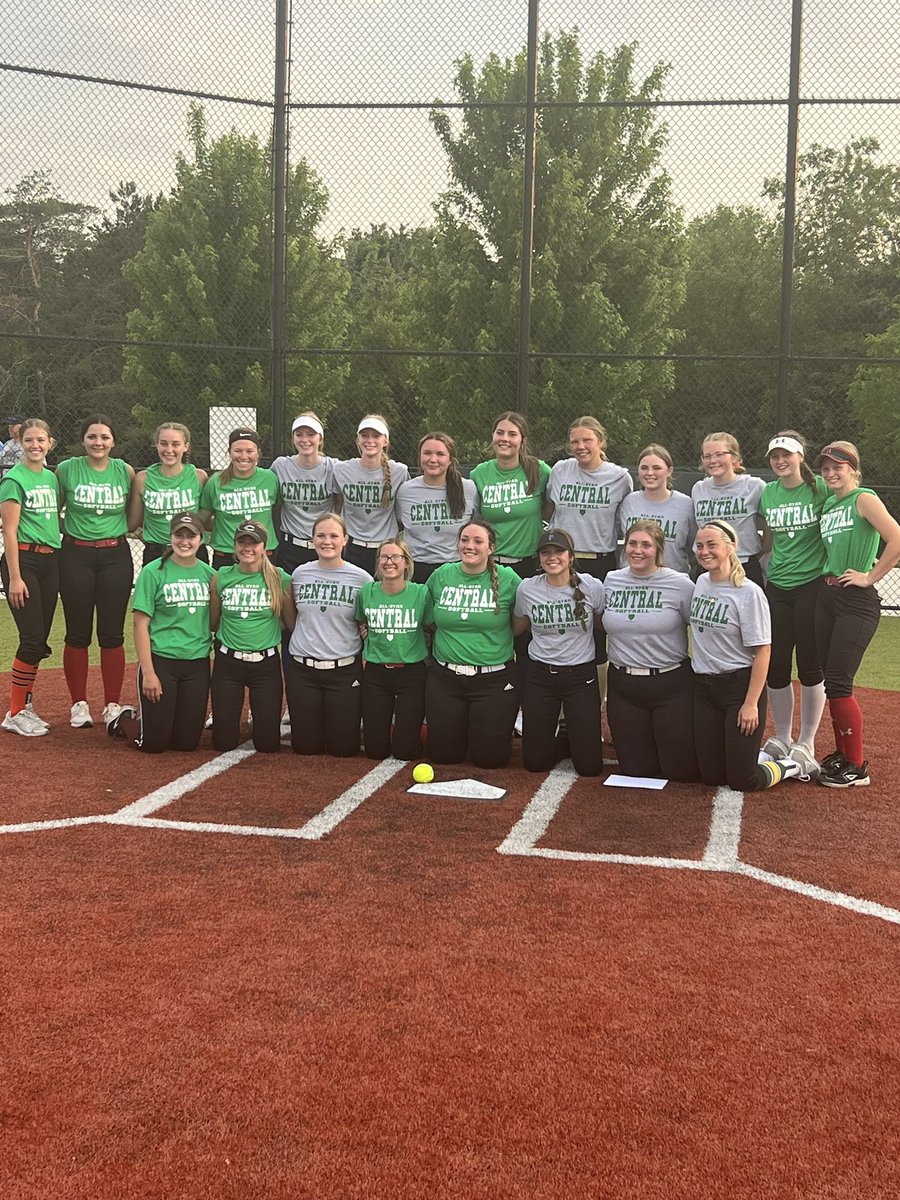 KCStarsSoftbal1's tweet photo. ⭐️🥎STARS🥎⭐️
Congratulations to @laumarker for repping KCHS Stars softball for the last time at the @CCCSoftball1  all star game in Columbus. She went 1-2 with a double and 4 walks.  Great job by all girls there representing their schools!! #GoStars https://t.co/eF1M9gj9cC