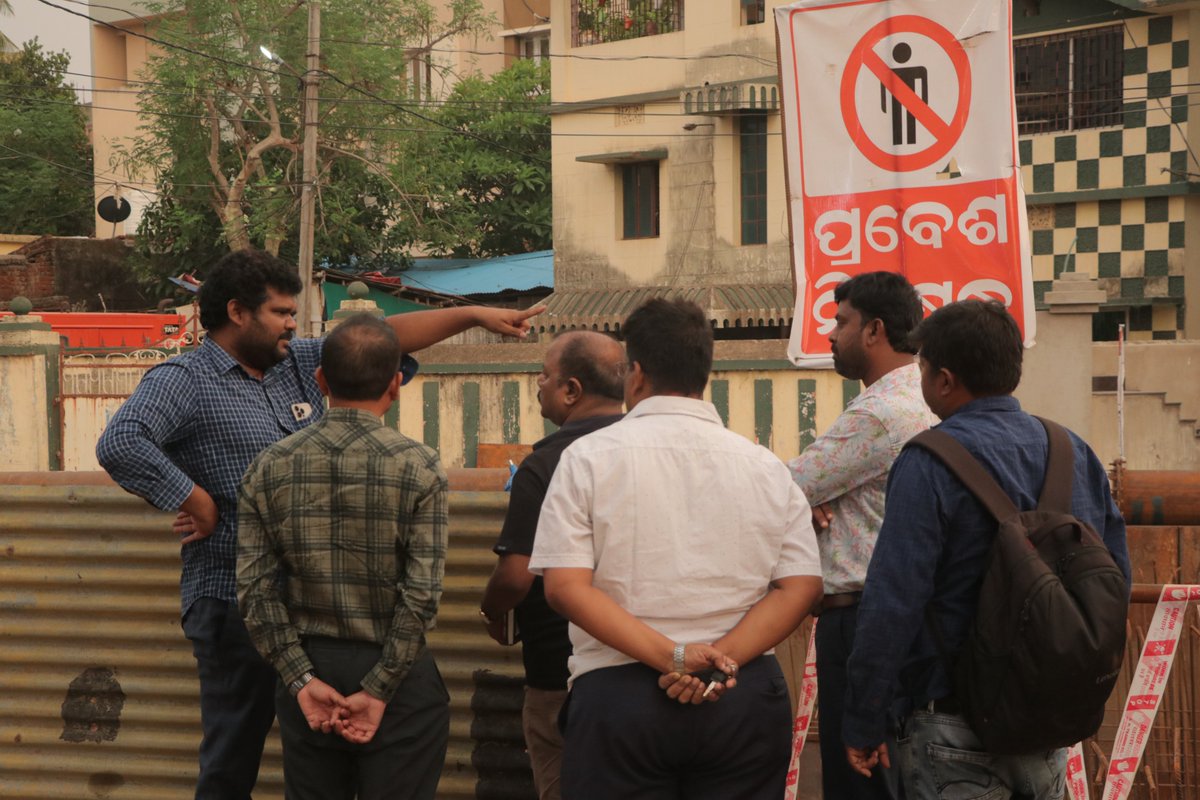 CMCCuttack's tweet photo. CMC Commissioner Shri Nikhil Pavan Kalyan alongwith concerned officials visited Meria Bazar, Patapolo, and Bajrakbati area today, to review the progress of Box drain work. Shri Kalyan directed the officials for timely completion of assigned work.
#WorkInspection #CMC https://t.co/THRooKdgCG