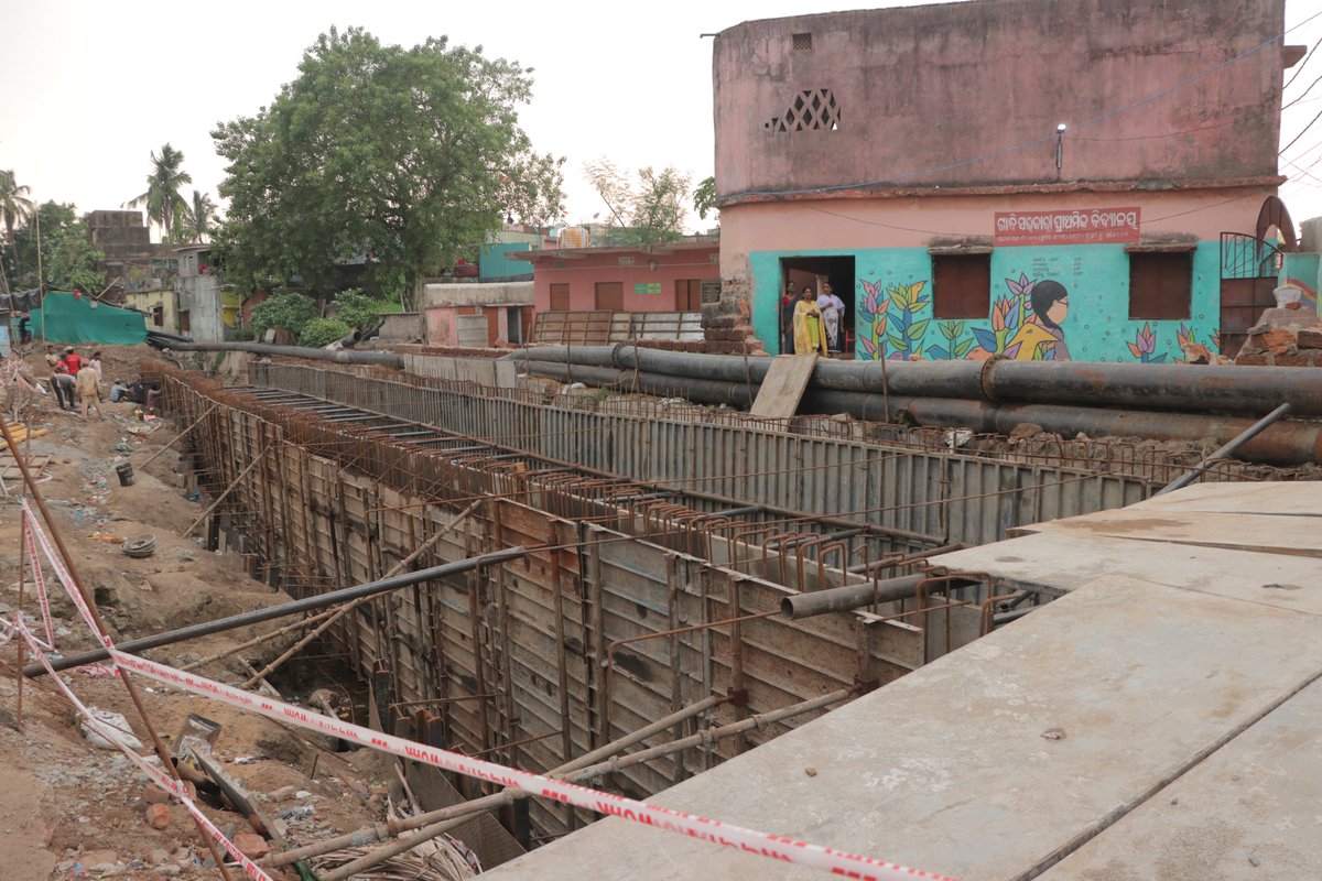 CMCCuttack's tweet photo. CMC Commissioner Shri Nikhil Pavan Kalyan alongwith concerned officials visited Meria Bazar, Patapolo, and Bajrakbati area today, to review the progress of Box drain work. Shri Kalyan directed the officials for timely completion of assigned work.
#WorkInspection #CMC https://t.co/THRooKdgCG