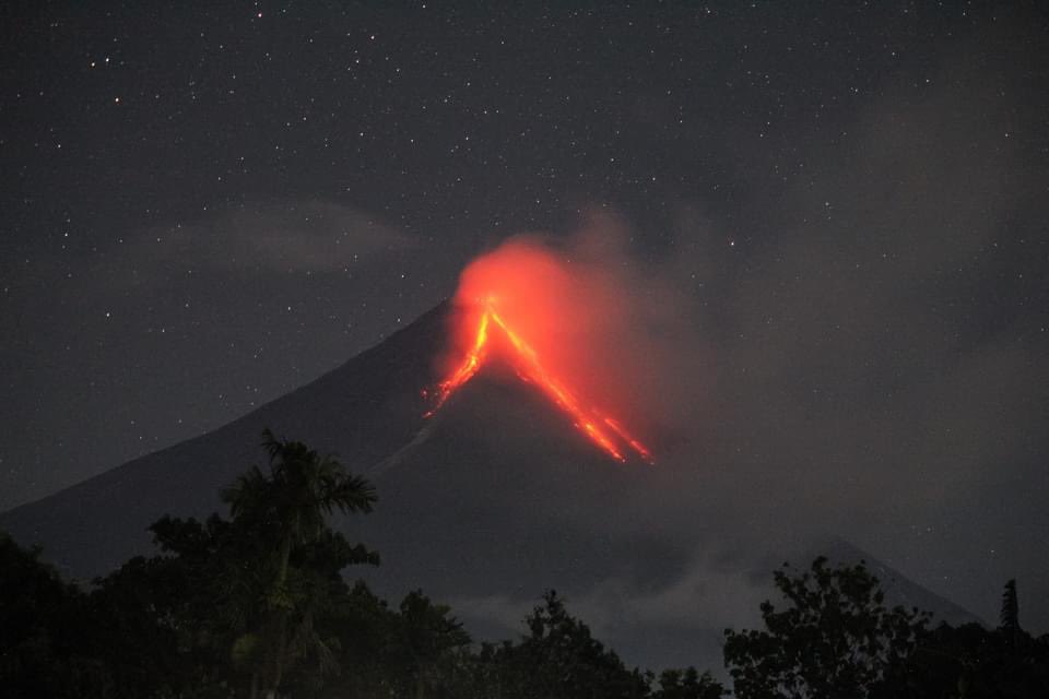 earthshakerph's tweet image. LOOK: Mayon Volcano with lava flow and background stars, captured at 8:30 PM, by Jericho Salas, in a Facebook post.

Image Credit: Jericho Salas

#MayonVolcano #AlertLevel3 

FB Post: facebook.com/10000725476136…