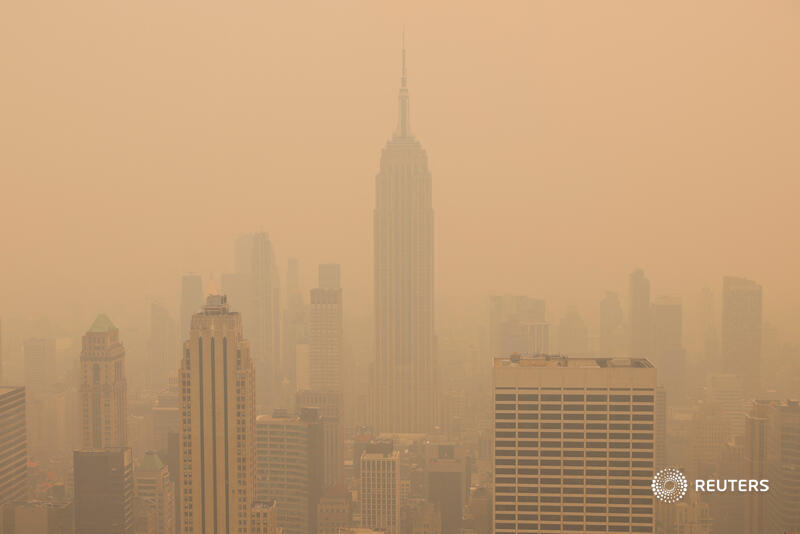 Reuters's tweet photo. US private forecasting service AccuWeather said thick haze and soot extending from high elevations to ground level marked the worst outbreak of wildfire smoke to blanket the Northeastern US in more than 20 years 5/6 https://t.co/DNfITh6p7K