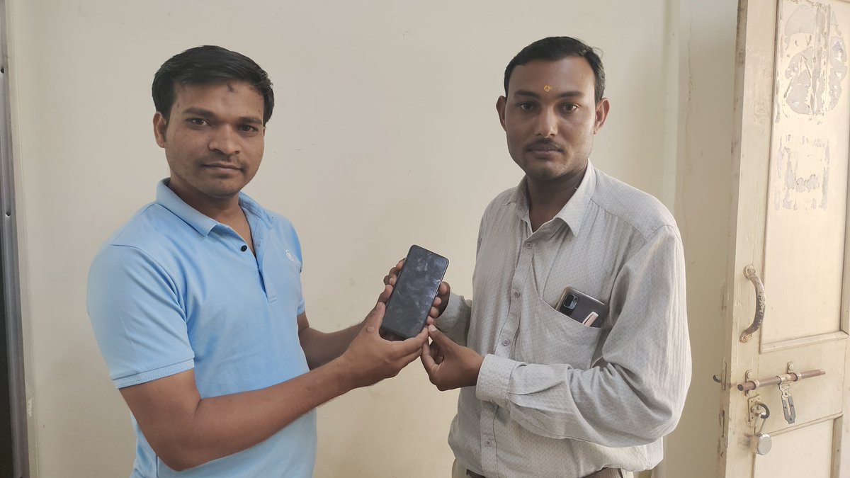 पो स्टे सायबर कडून अंदाजे 15,000 रू मोबाईल चा शोध घेऊन आज रोजी मूळ मालकास परत करण्यात आला.आपला मोबाईल हरविल्यास ceir.gov.in संकेतस्थळाचा वापर करा. #Mobile #mobilemissing #trending <a href="/IPS_Bachchan/">Bachchan Singh</a> <a href="/SP_Washim/">वाशिम पोलीस - Washim Police</a> <a href="/MahaCyber1/">Maharashtra Cyber</a> <a href="/InfoWashim/">जिल्हा माहिती कार्यालय वाशिम</a>