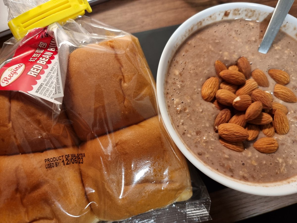 simply_ians's tweet photo. My dinner after a 4km run... thinking of drinking some mango juice. 

I accidentally pour way too much oats :/ https://t.co/zzDt8Ptr7q