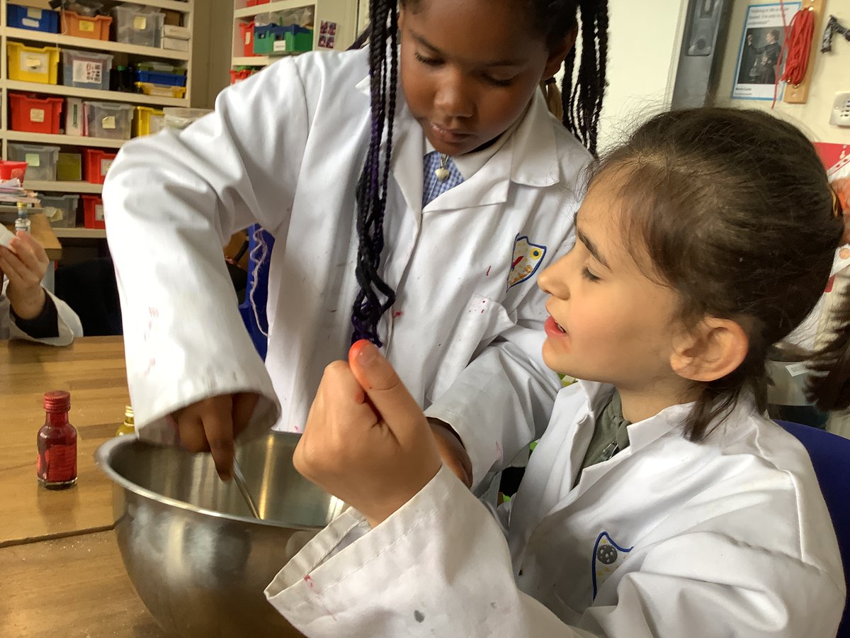 GillespieSchool's tweet photo. Our Eco-Committee ♻️members want to avoid single-use plastics so they made eco-glitter out of sugar and food colouring to use instead of conventional glitter #beinggreen https://t.co/xrgUX964gM