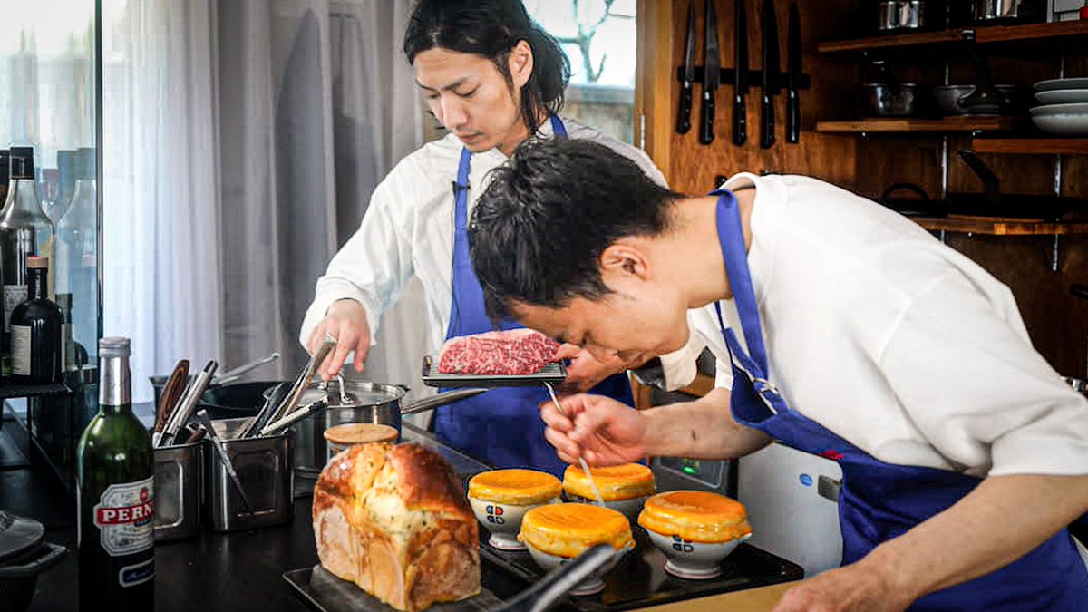 chef_johjiro's tweet photo. 銀座フレンチ名店のひとつ【ポールボキューズ】の星野シェフが家に遊び来たので

シェフ2人で休日の即興料理つくって楽しみました

動画はこちら
⬇︎
https://t.co/fOrDW0qEMP https://t.co/RL2RICmm3T