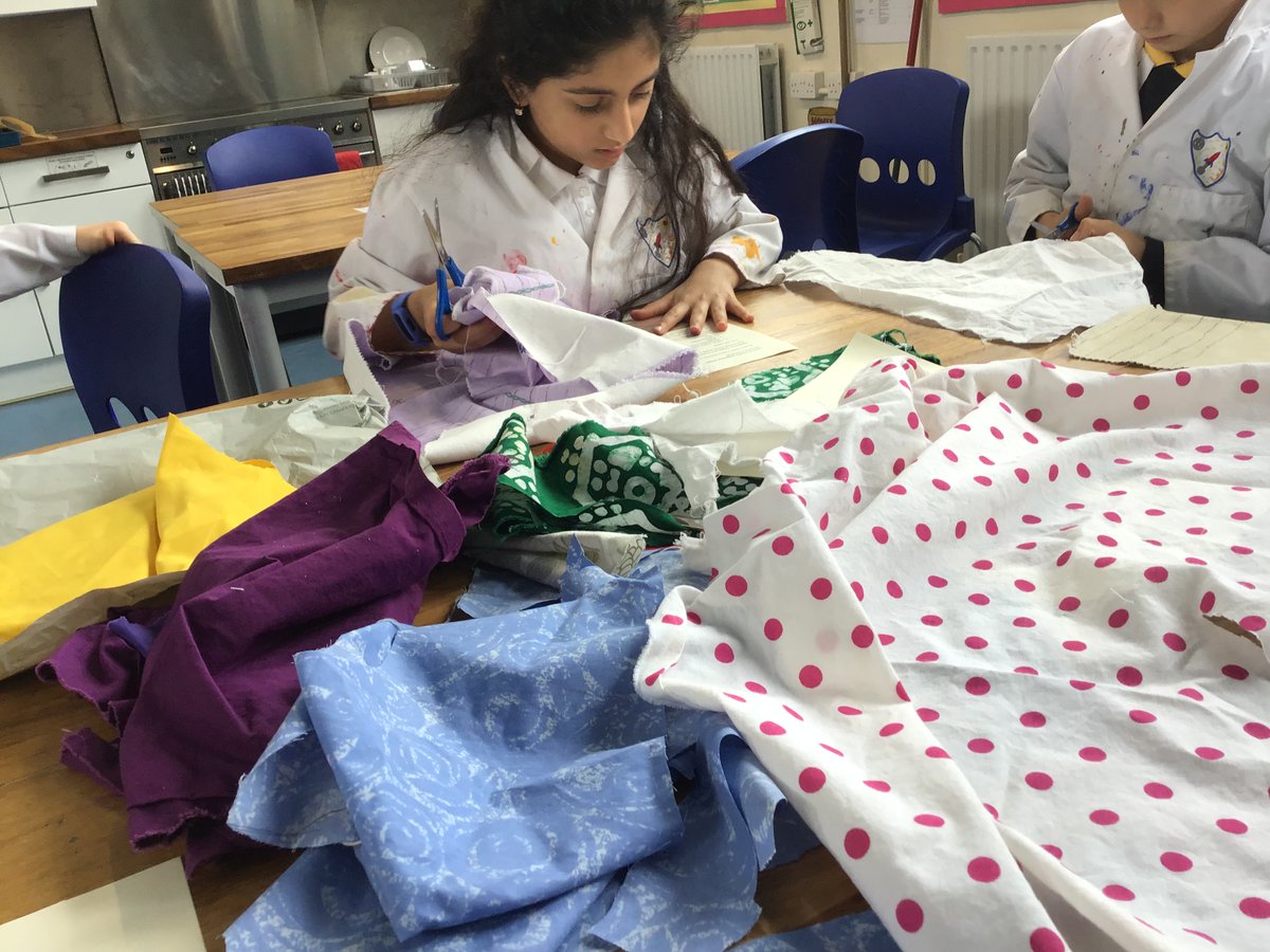 GillespieSchool's tweet photo. Our Eco-Committee♻️members have continued making beeswax wraps to use as an alternative to cling wrap so as to decrease the amount of plastic that is thrown away #beinggreen https://t.co/TEt9K8fguO
