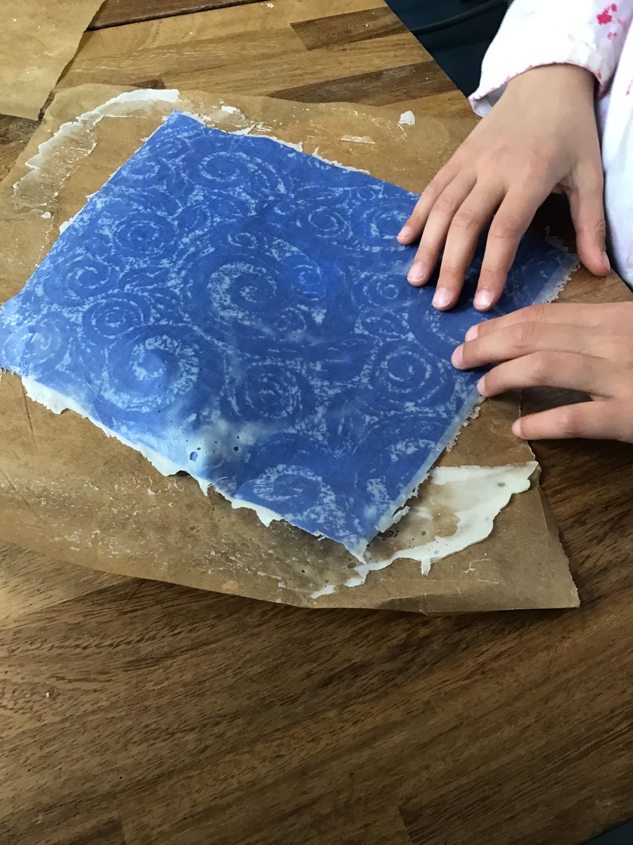 GillespieSchool's tweet photo. Our Eco-Committee♻️members have continued making beeswax wraps to use as an alternative to cling wrap so as to decrease the amount of plastic that is thrown away #beinggreen https://t.co/TEt9K8fguO
