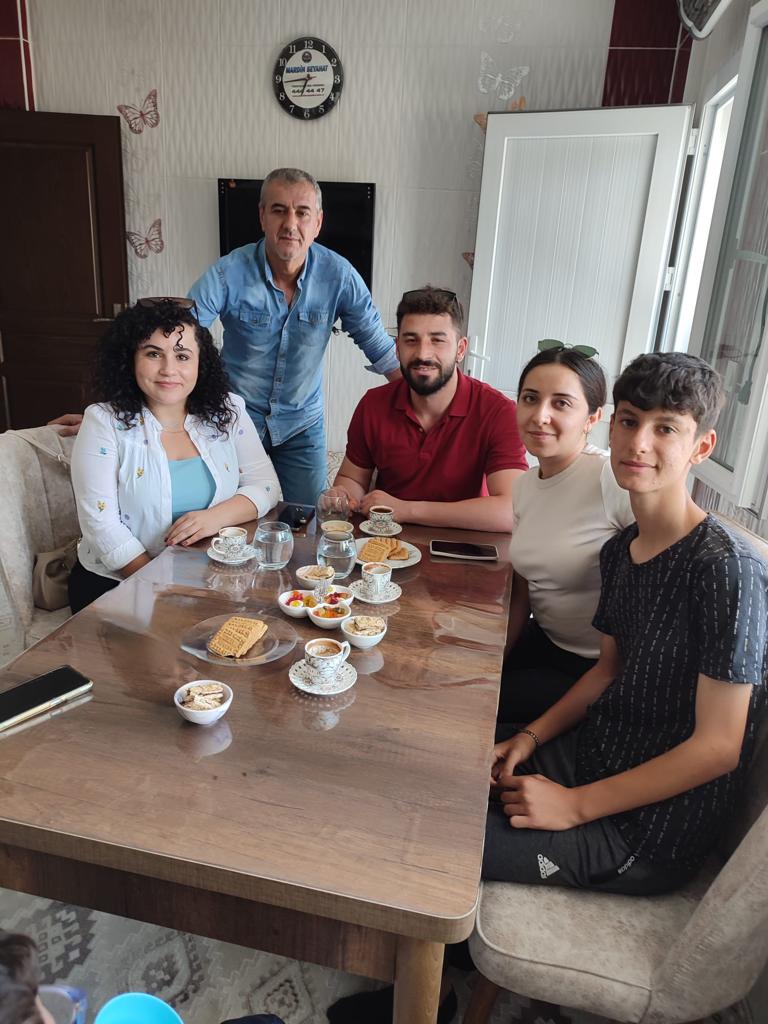 AkarsuOrtaokulu's tweet photo. LGS sınavına giren öğrencilerimizi ziyaret ederek gösterdikleri özverili çalışmalarından dolayı kendilerini tebrik ettik. Sınav sonrası süreç için gerekli bilgilendirmeyi yaparak her zaman yanlarında olacağımızı dile getirdik.@Murat69_Demir  @umitcetin47100 @Devran62573589 https://t.co/tgSglcQXOm
