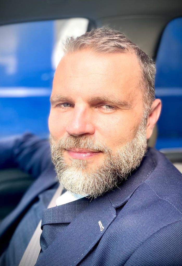 BartosiakJacek's tweet photo. Serdecznie zapraszamy na spotkanie z zespołem Strategy&Future, podsumowujące projekt „Lekcje z wojny na Ukrainie dla Polski”. 

To już w przyszłym tygodniu! 

Spotkanie odbędzie się w środę 14 czerwca 2023 roku o godzinie 13:00 w warszawskiej Kinotece (Pałac Kultury i Nauki, plac Defilad 1), w sali nr 4.

Zapraszamy:) Bedą także ksiazki, kubki i plakaty (pytacie o nie często:)

Warunki uczestnictwa:
- rejestracja na stronie https://t.co/GiVSC8WtgE przy użyciu adresu mailowego,
- okazanie biletu wstępu w formie elektronicznej lub papierowej 

W celu sprawnego przeprowadzenia procesu weryfikacji uczestników prosimy o przybycie na miejsce 30 minut przed rozpoczęciem spotkania.
