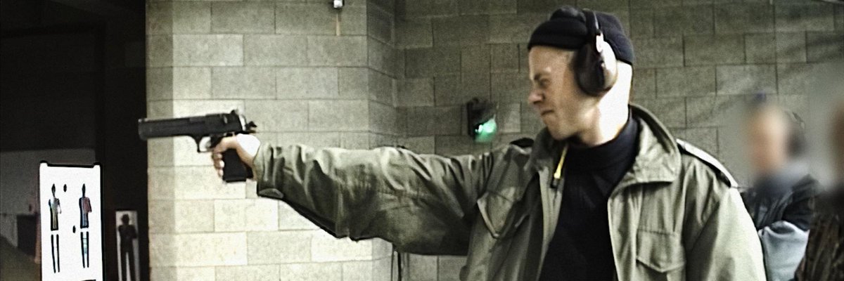 NPBactueel's tweet photo. Centrale vraag: hoe kan een goed functionerende politieman in korte tijd veranderen in een bang vogeltje op de bank? Antwoord: PTSS. Let op: de verzamelde beelden kunnen – zeker door mensen in vergelijkbare situaties – als confronterend worden ervaren: https://t.co/heQaZeHf6i https://t.co/uUtRWsYWsD