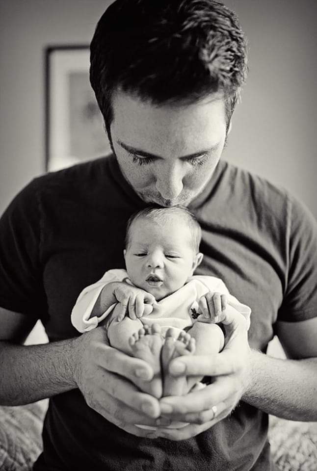 TextosdeUnaloca's tweet photo. Un padre que se ocupa de la crianza de su hijo. Lo atiende, le enseña y le cuida.
¡No ayuda!
«Ejerce la paternidad».
Así de simple y claro.

#Textosdeunaloca 
#Padres #crianza https://t.co/dXtSNzIu0u
