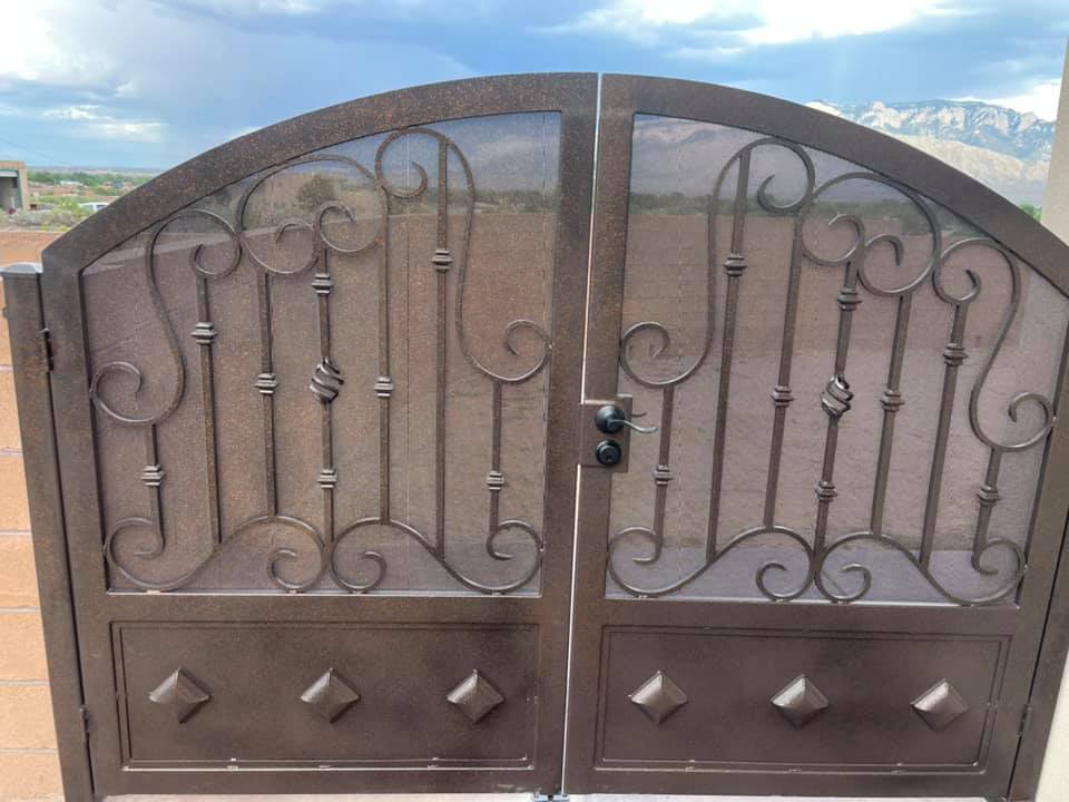 Another beautiful custom gate from Powerhouse Contracting! Want one of your own? Just click here: bit.ly/38FnWRa
#CustomGates #NewHome #LuxuryHomes #DesertHomes #SantaFe #GateCompany #Custom #Gate #Gated #MetalGates #MetalWorker #Metal #Contractor #Albuquerque #RioRancho