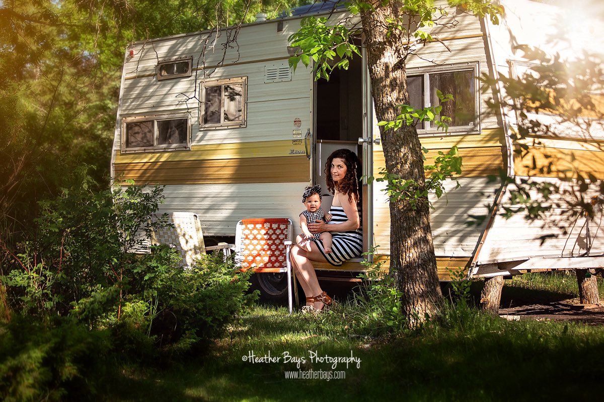 My favourite thing about summer is cottage life and The Clover Field! Can't wait to visit Manitoba next month!

Check out photos from my outdoor photography studio, The Clover Field:
heatherbays.com/blog/2021/9/22…

Limit session will be available here this summer!
☘️🍀