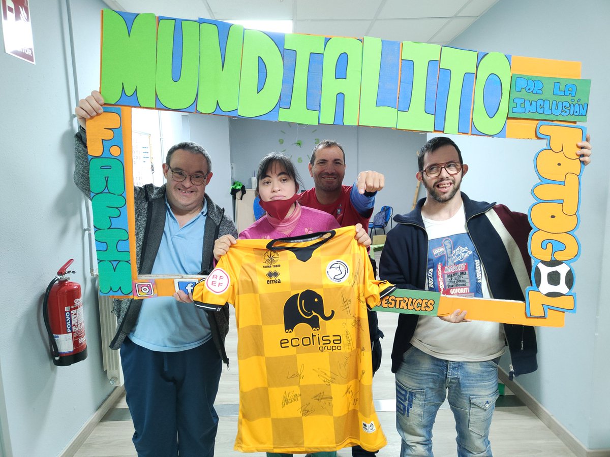 Hoy hemos estado rematando cositas para celebrar mañana el VIII Mundialito por la inclusión, porque sí o sí se va a celebrar 💪.
¿Y sabéis que? Que va ha haber un sorteo de ésta camiseta del <a href="/UnionistasCF/">Unionistas de Salamanca CF</a> firmada por los jugadores!!!! Importante no tires el ticket del bocadillo
