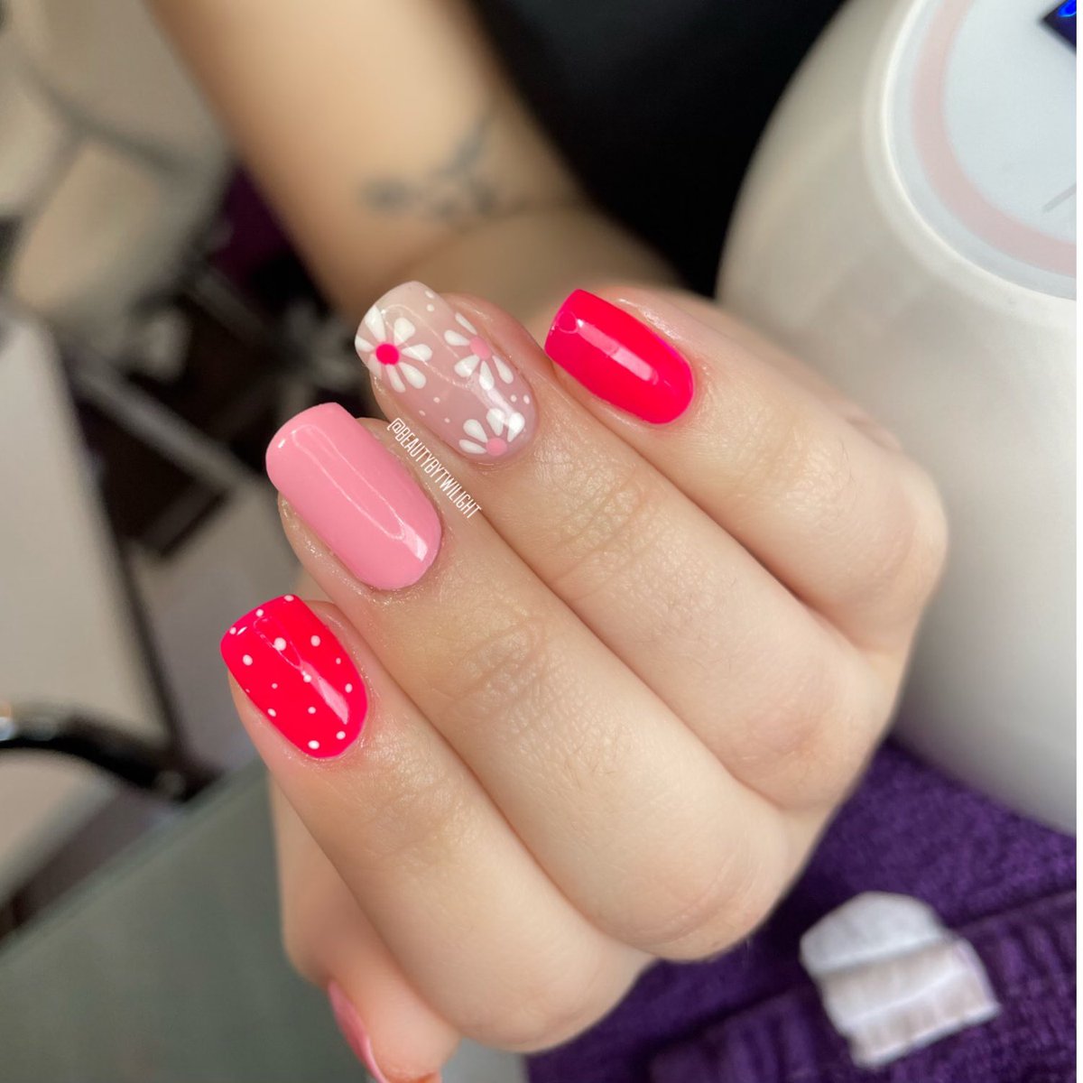 TwilightHair's tweet photo. Loving the summer nails that Poppy has done this month 💕💅🏻 #biosculpturegel #beautybytwilight  #durham #durhamnails https://t.co/onE7ns9ZvA