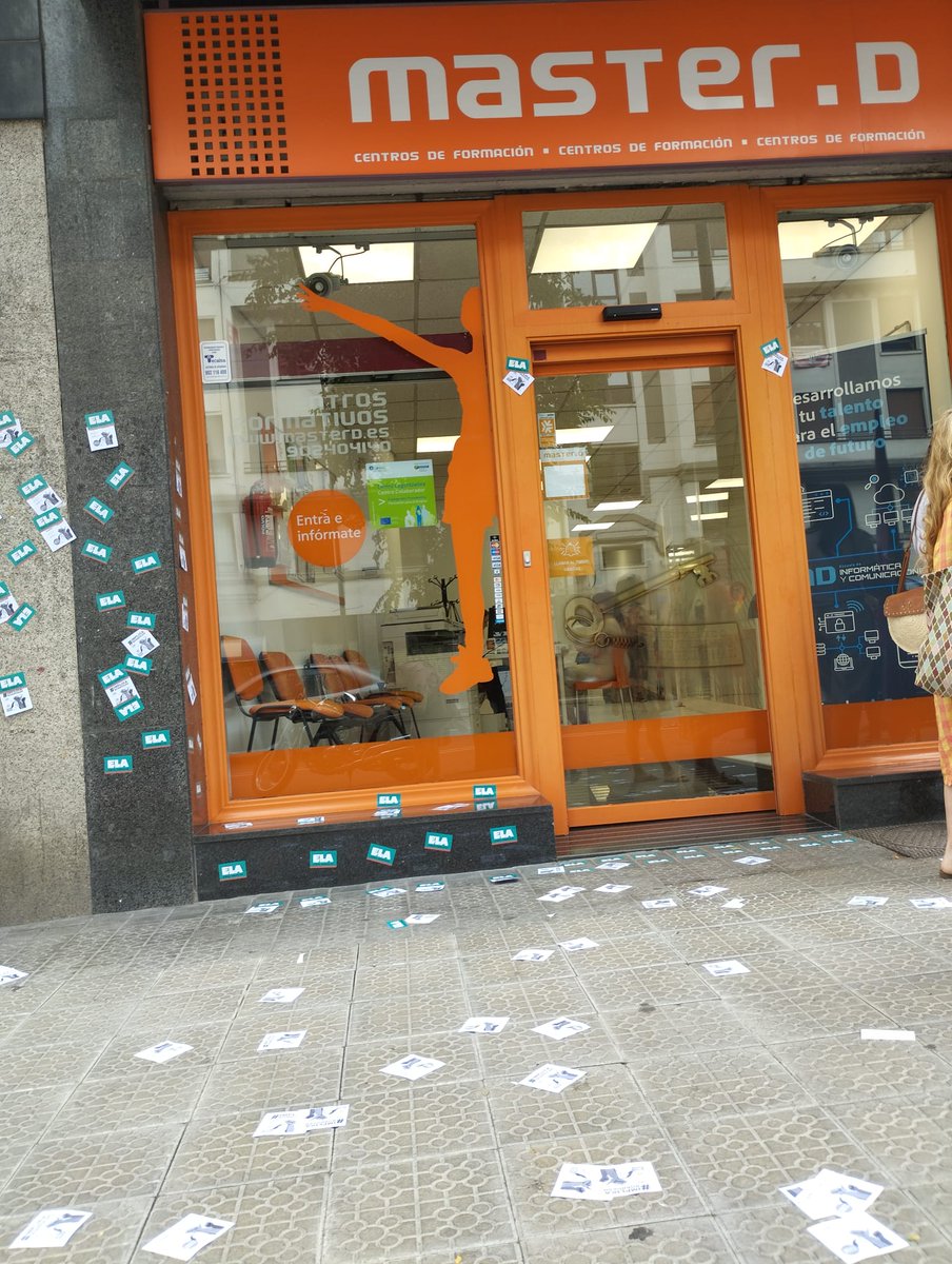 Implikaborrokan's tweet photo. 🙋🏾♀️La plantilla de @Implika_Formac continuamos en #huelga ante el despido del 60% de la plantilla, 87 sólo en #Bilbao y la mayoría #mujeres

Hoy estamos ante @masterd 

8️⃣5️⃣ Egun #greban  %60 langileei kaleratu ditu Implika taldeak, orain OBiCEX% 9️⃣0️⃣ emakumeak 

@institutoMEDAC https://t.co/gelJD3iFNm