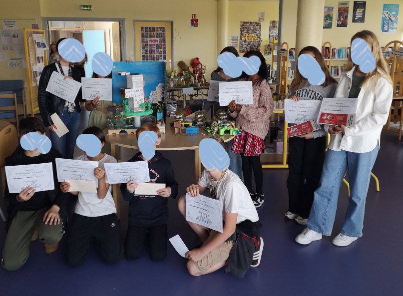 EmileCdi's tweet photo. Les élèves des classes de 6e ont exposé leurs villes de demain au CDI pendant 3 semaines. Un vote pour la maquette préférée a eu lieu et 6 équipes ont gagné cette année. Encore une fois la qualité des maquettes était présente. @CollegeChartier https://t.co/3bPkPtwJoP