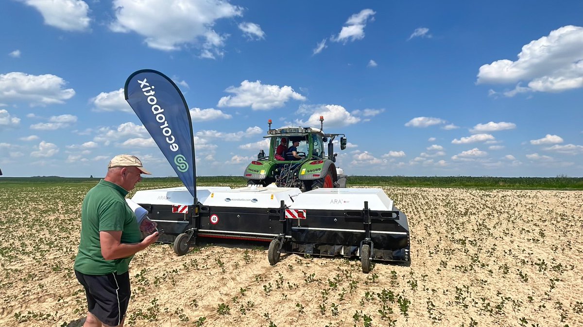 CAIDF's tweet photo. [🔴PLATEFORME TECHNIQUE]
Après un moment de convivialité, l’après-midi se poursuit avec une démonstration du pulvérisateur ultra localisé ARA de @Ecorobotix. 
Cette démonstration a lieu dans le cadre du programme régional #innovation @iledefrance https://t.co/yyL3X2HzlT