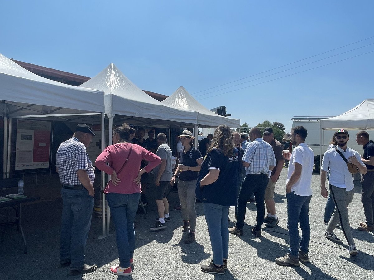 CAIDF's tweet photo. [🔴PLATEFORME TECHNIQUE]
Après un moment de convivialité, l’après-midi se poursuit avec une démonstration du pulvérisateur ultra localisé ARA de @Ecorobotix. 
Cette démonstration a lieu dans le cadre du programme régional #innovation @iledefrance https://t.co/yyL3X2HzlT