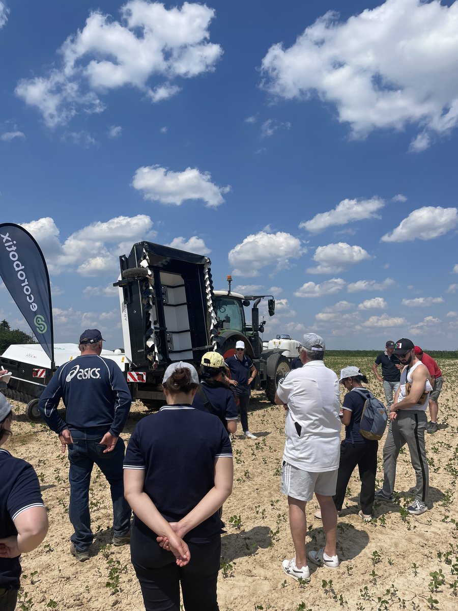 CAIDF's tweet photo. [🔴PLATEFORME TECHNIQUE]
Après un moment de convivialité, l’après-midi se poursuit avec une démonstration du pulvérisateur ultra localisé ARA de @Ecorobotix. 
Cette démonstration a lieu dans le cadre du programme régional #innovation @iledefrance https://t.co/yyL3X2HzlT
