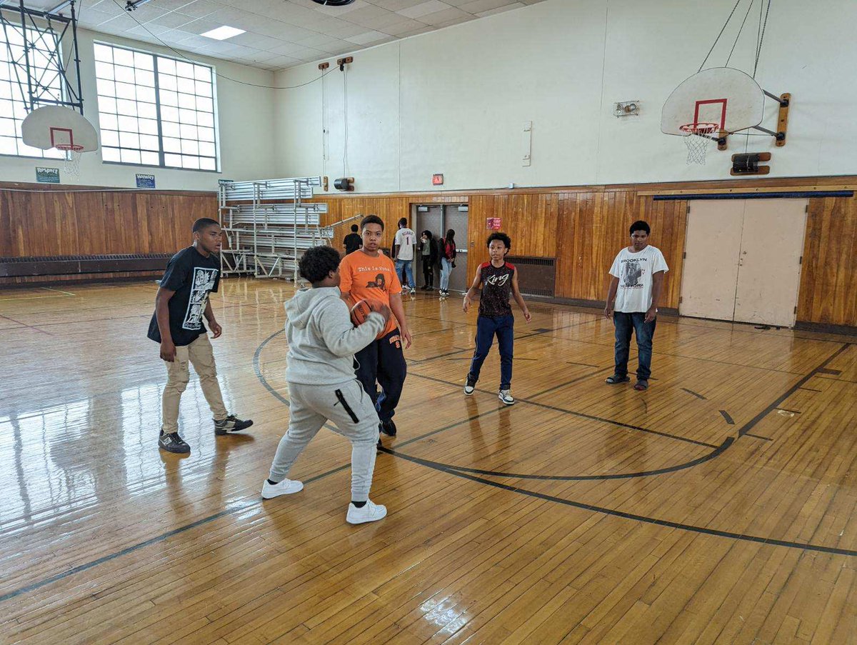 STEMatBlodgett's tweet photo. Syracuse STEM scholars enjoy some well-earned incentive time due to hard work, behavior, and doing their best while taking NY State testing. #GoSTEMLions #SCSDSuccess @STEMatBlodgett @SyracusePolice https://t.co/ZMezdJwdor