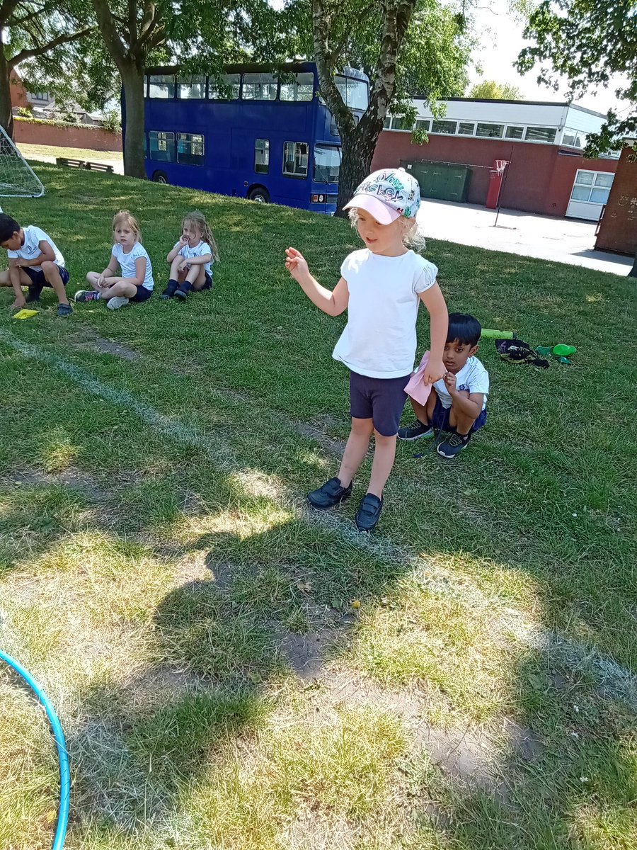 BoughtonHeath's tweet photo. Reception are learning lots of skills in P.E. #targetthrowing #eggandspoon https://t.co/khAFvV5I4Z