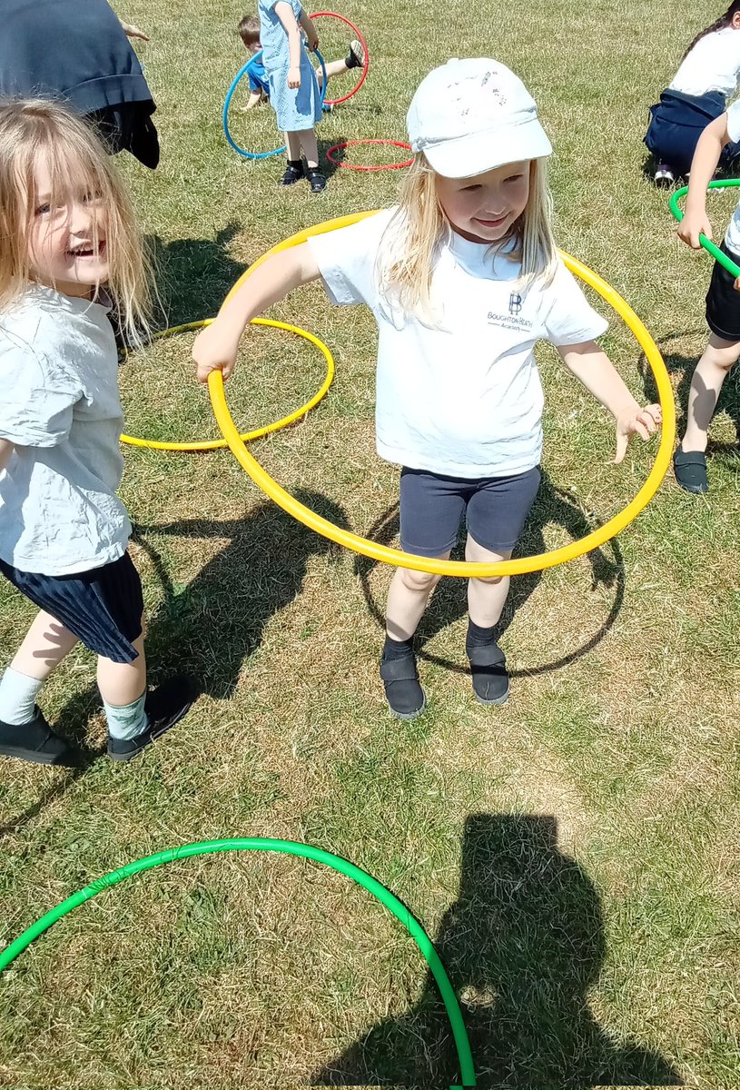 BoughtonHeath's tweet photo. Reception are learning lots of skills in P.E. #targetthrowing #eggandspoon https://t.co/khAFvV5I4Z