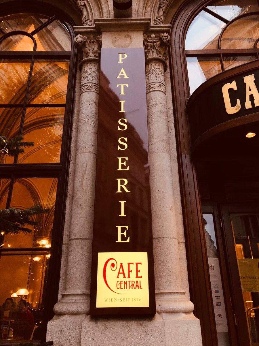 choitabi_daquo's tweet photo. ウィーンのパティスリーcafe centralさんに。
入店するとおじさんがお出迎え。
キラキラ、ツヤツヤで見た目から美味しいの確定ケーキがズラリ🍰
行列必須店だけど、朝8時開店なので朝ケーキをお勧め♪
#vienna #viennatravel #viennatrip #cafecentralvienna #ウィーン旅行 #ちょい旅 #パティスリー https://t.co/VOcEAeSX8x