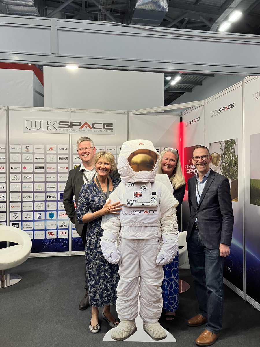 Farnborough_Int's tweet photo. There is still time to enter!!🎫
You can win a unique Spacescape painting by Zoe Squires by posting a photo with @UKspace's astronaut on Twitter, Instagram, or Linkedin. 
Don't forget to tag them and use #AstronautSelfie &amp; #ThanksSpace 🧑‍🚀 Goodluck! https://t.co/LSC8gWyzs2