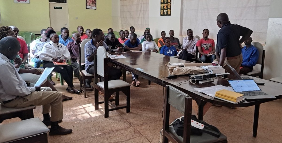 Training day. 

Again in the Thika region, #Kenya

Today we are with production managers, crop protection leads, scouts, and pack house quality controllers.

Delivering training on various crop protection topics touching on thrips and false codling moths.
