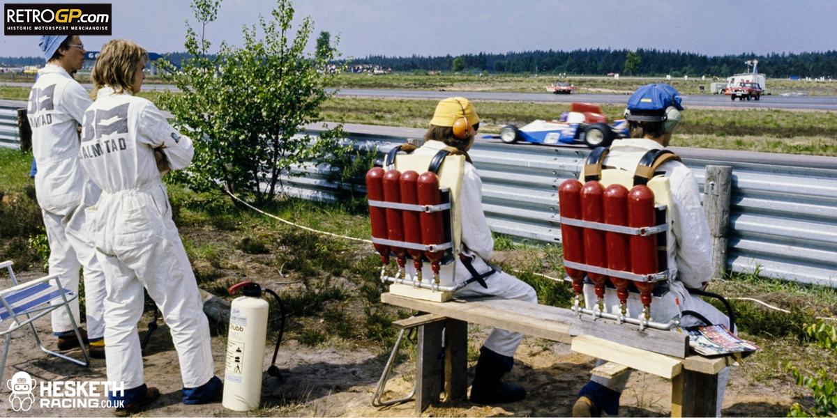 GIVE US YOUR BEST TAGLINE FOR THIS PHOTO
Brave Fire Marshals on duty at the Swedish GP #OTD 1975
bit.ly/RetroGP_F1_Sto…
#F1 #Formula1 #whoyagonnacall