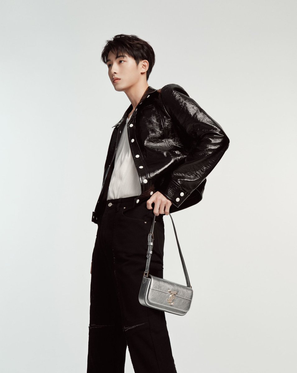 WinWin proves the Avenue bag has serious styling potential - how will you wear yours? #JimmyChoo

jimmychoo.com/en/collections…