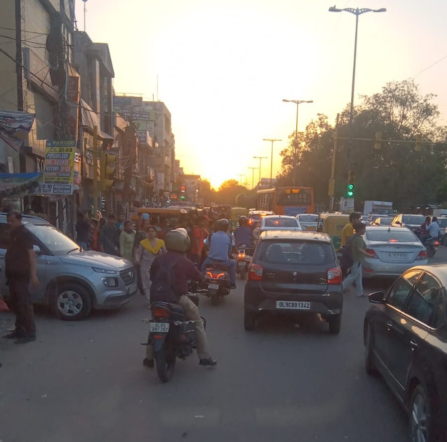 Jagdishema's tweet photo. @TrafficCP सागरपुर अग्रवाल के पास अवैध ई-रिक्शा पार्किंग के कारण बहुत लंबा जामलग जाता है शिकायत करते करते थक चुका हूं शिकायत करने के बाद एक दिन सही ��हता है दूसरे दिन से फिर वही हाल हो जाता है आशा करता हूं कि आप का स्थाई समाधान निकालेंगे जिससे कीसारे ट्रैफिक कोनिकलने में आसानी https://t.co/jjND2HLr80