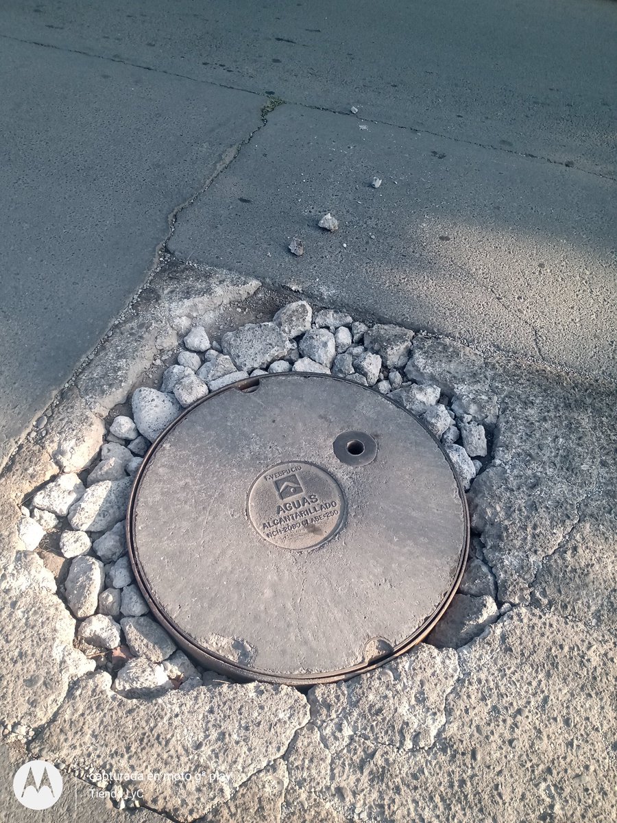 cariitho_cece's tweet photo. @aguas_andinas después de unos arreglos que sus trabajadores hicieron, quedó en estás condiciones y cada día que pasa está peor. Esto es en #Talagante en Av. Talacanta Ilabe Villa Carlos Droguett @MuniTalagante @CarlosAlvarezE_ https://t.co/oobbkLjq52