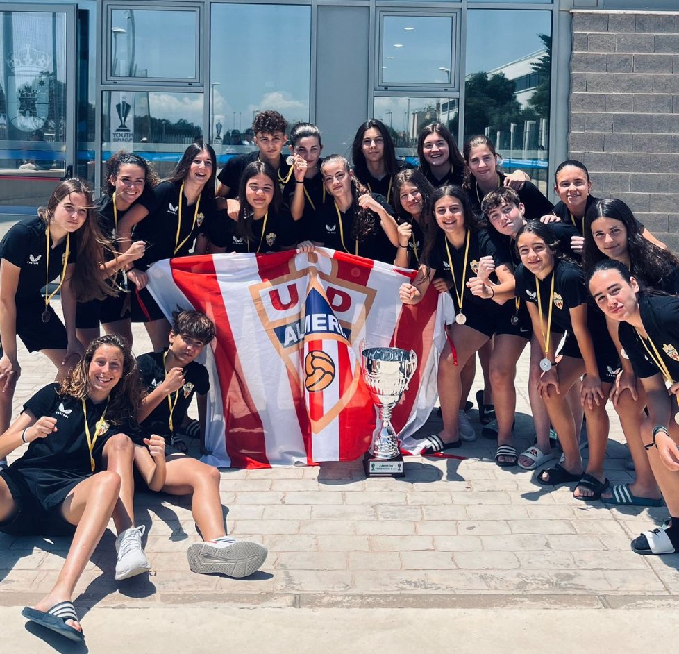 FemeninoUDA's tweet photo. 🏆 Nuestras chicas del #FemeninoUDACadete se proclamaron campeonas de la Youth Supercup en Roquetas de Mar.

¡Enhorabuena! 😃🔴⚪️ https://t.co/RPqR94tSeS