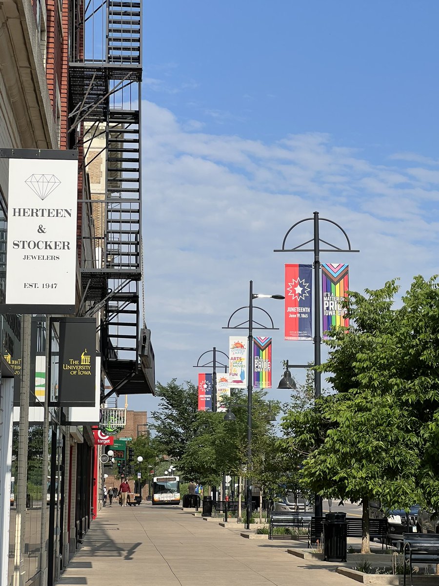 nickpfeiffer's tweet photo. I love Downtown Iowa City in the summertime. #Juneteenth #Pride #SummerOfTheArts #Entrefest #ThinkIowaCity https://t.co/SUIkkvI3af