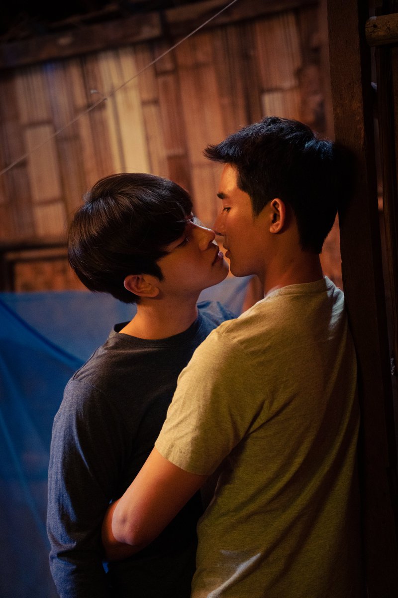 OurSkyy2TH's tweet photo. ทวนความจำกั���หน่อย มุ้งกางยังไงนะ 🫣
#OurSkyyx1000Stars
#GMMTV
@Earth_Pirapat @wixxiws https://t.co/gHWJhzlwYh