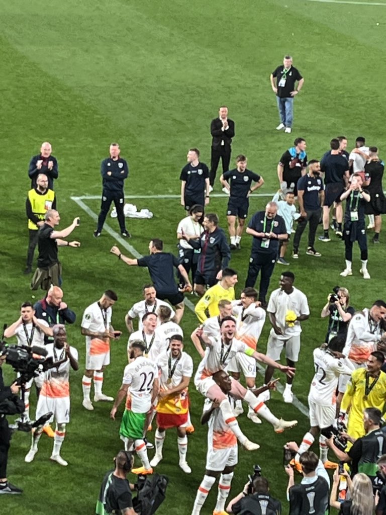 jcatley's tweet image. One word: Prague
Two words: Piss up
One more word: CHAMPIONSSSSSSSSS 🏆🏆🏆🏆🏆🏆

Best day of my life. Years of travelling to home and away games, across Europe, being heartbroken many times. It was all for this. I am on cloud 9. I love West Ham ❤️⚒️⚒️